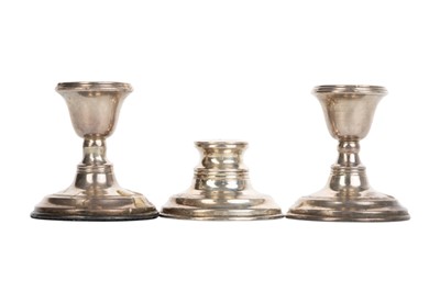 Lot 928 - EDWARDIAN SILVER CAPSTAN INKWELL