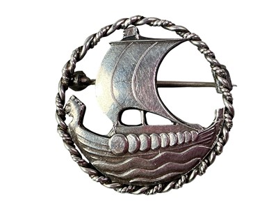 Lot 668 - NAUTICAL THEMED BROOCH