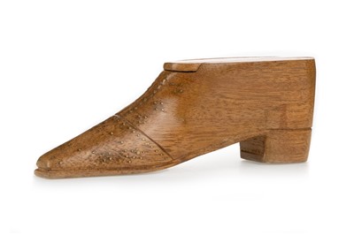 Lot 452 - TREEN SNUFF BOX