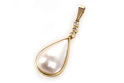 Lot 617 - DIAMOND AND PEARL PENDANT