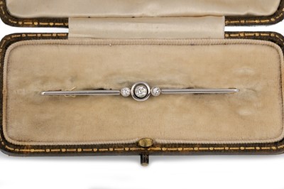 Lot 631 - EDWARDIAN DIAMOND BAR BROOCH