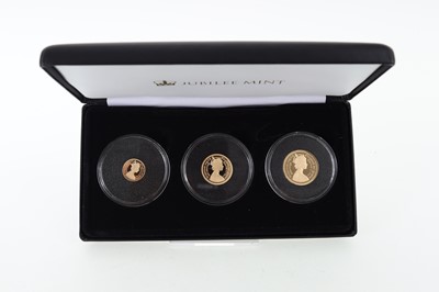 Lot 105 - QUEEN ELIZABETH II GOTHIC GOLD SOVEREIGN, HALF SOVEREIGN AND QUARTER SOVEREIGN SET