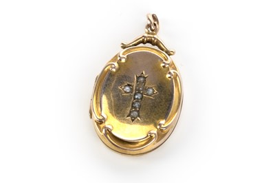 Lot 725 - VICTORIAN OVAL LOCKET