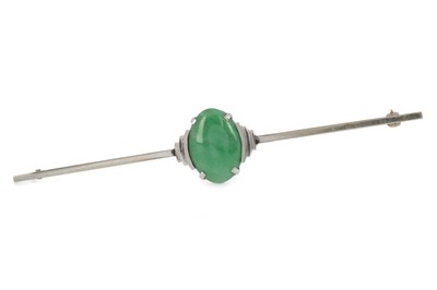 Lot 763 - JADE BAR BROOCH