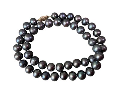 Lot 714 - BLACK PEARL NECKLACE
