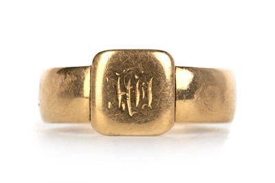 Lot 744 - SIGNET RING