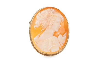 Lot 411 - CAMEO BROOCH