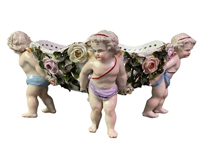 Lot 144 - SITZENDORF PORCELAIN CENTREPIECE