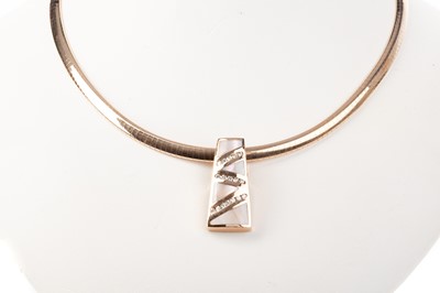 Lot 424 - CONTEMPORARY NECKLACE WITH PENDANT
