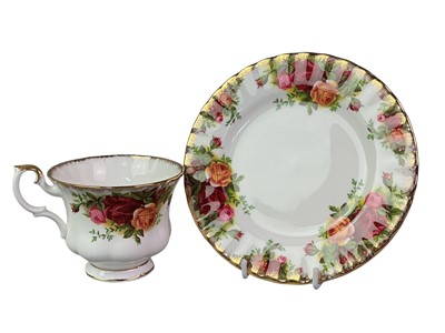 Lot 127 - LARGE COLLECTION OF ROYAL ALBERT TEA AND DINNERWARE