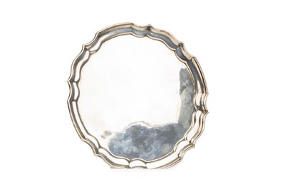 Lot 964 - ELIZABETH II SILVER CARD DISH