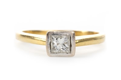Lot 456 - DIAMOND SOLITAIRE RING