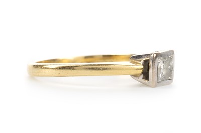 Lot 456 - DIAMOND SOLITAIRE RING