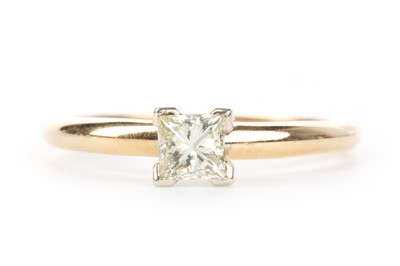 Lot 458 - DIAMOND SOLITAIRE RING