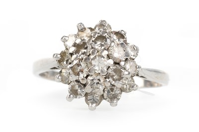 Lot 460 - DIAMOND CLUSTER RING