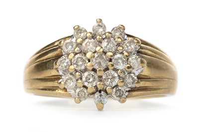 Lot 462 - DIAMOND CLUSTER RING