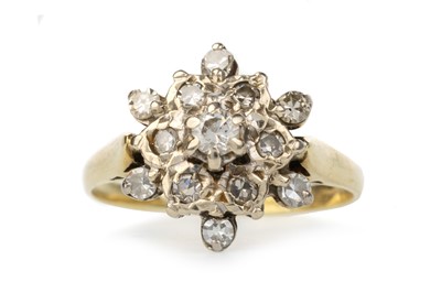 Lot 468 - DIAMOND CLUSTER RING