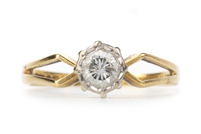 Lot 472 - DIAMOND SOLITAIRE RING
