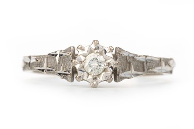 Lot 476 - DIAMOND SOLITAIRE RING