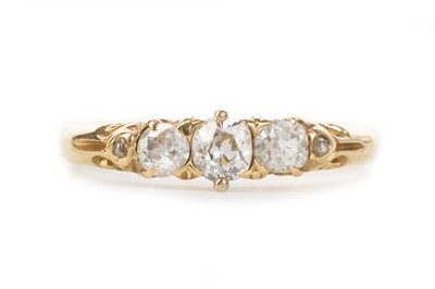 Lot 516 - DIAMOND THREE STONE RING