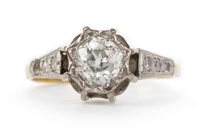 Lot 521 - DIAMOND SOLITAIRE RING