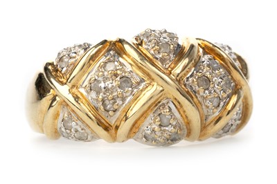 Lot 526 - DIAMOND RING