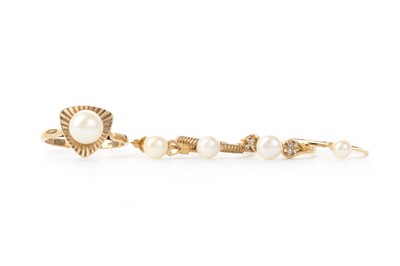 Lot 532 - FIVE FAUX PEARL RINGS