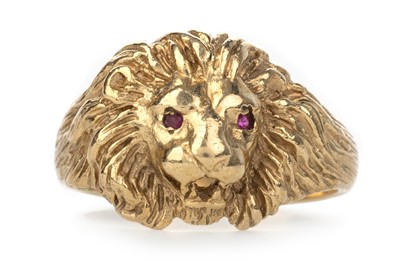 Lot 562 - GOLD LION RING