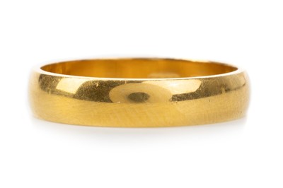 Lot 576 - TWENTY FOUR CARAT GOLD WEDDING BAND
