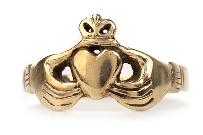 Lot 529 - CLADDAGH RING