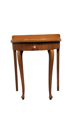 Lot 542 - MID CENTURY OAK VENEER SIDE TABLE