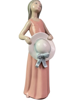Lot 421 - LLADRO FIGURE