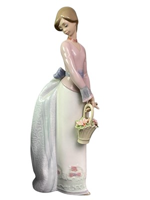 Lot 424 - LLADRO FIGURE