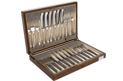 Lot 972 - GEORGE V SILVER SET OF TWELVE FISH KNIVES AND FORKS