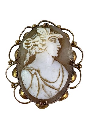Lot 410 - CAMEO BROOCH