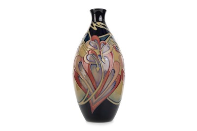 Lot 568 - MOORCROFT POTTERY VASE