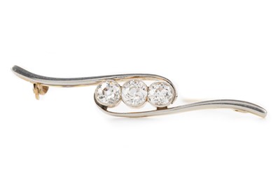 Lot 473 - DIAMOND THREE STONE BAR BROOCH