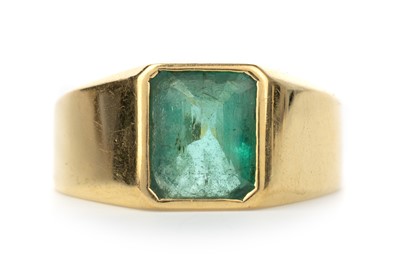Lot 511 - EMERALD SIGNET RING