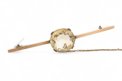 Lot 539 - CITRINE BAR BROOCH