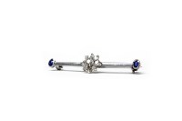 Lot 11 - DIAMOND AND SAPPHIRE BAR BROOCH set with a...