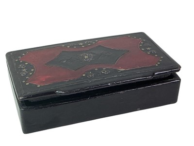 Lot 228 - VICTORIAN PAPIER-MÂCHÉ SNUFF BOX