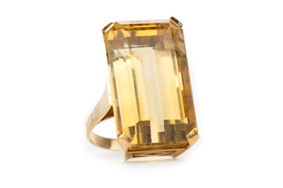 Lot 551 - CITRINE DRESS RING
