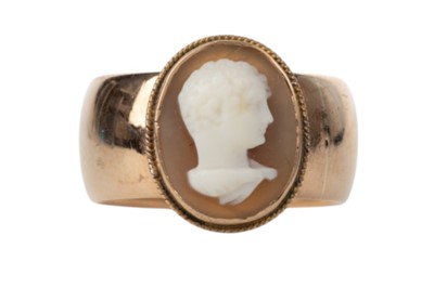Lot 567 - GOLD CAMEO RING