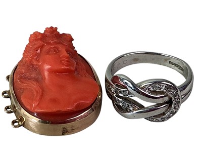 Lot 526 - DIAMOND RING.