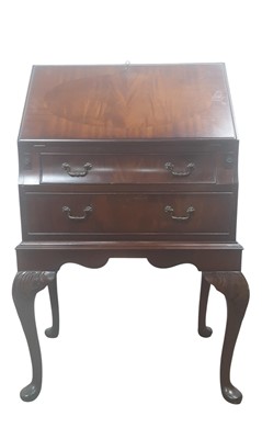 Lot 782 - REPRODUCTION MAHOGANY BUREAU