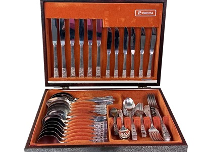 Lot 795 - SET OF ONEIDA CUTLERY