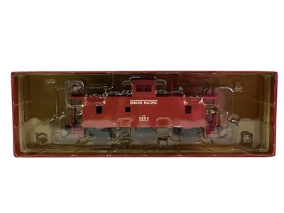 Lot 332 - GROUP OF MODEL RAILWAY ROLLING STOCK