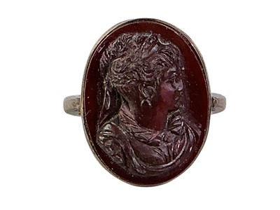 Lot 774 - CAMEO RING