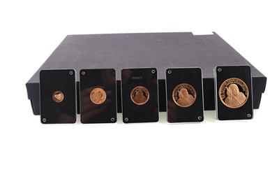 Lot 94 - WINSTON CHURCHILL COMMEMORATIVE GOLD FIVE COIN SOVEREIGN SET