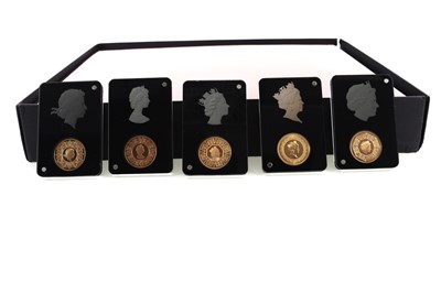 Lot 95 - ELIZABETH II 'LONGEST REIGNING MONARCH' GOLD FIVE SOVEREIGN SET